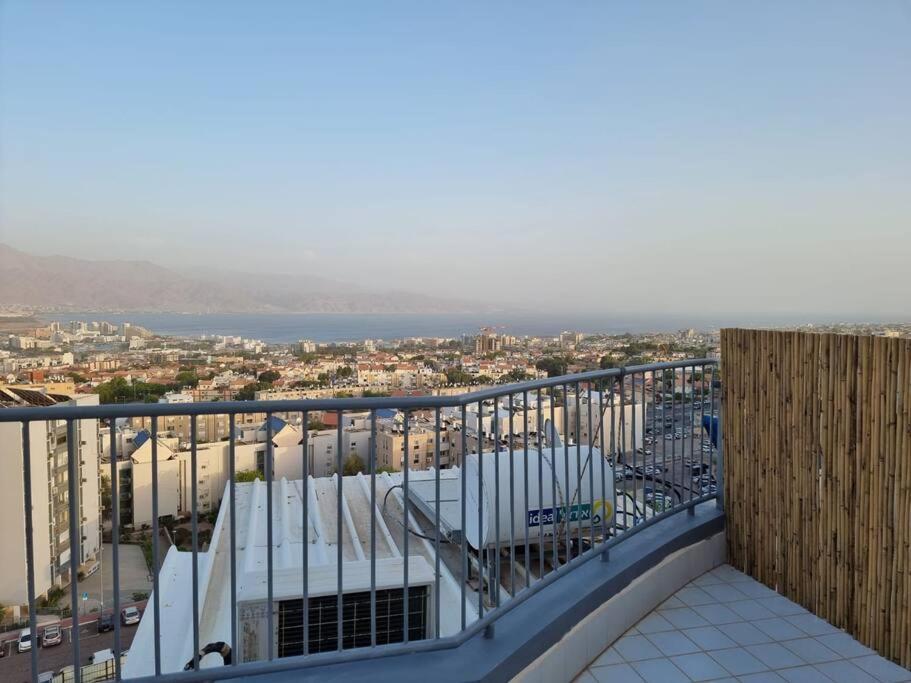 דירת זוּגַג מפנקת עם מרפסת משגעת ונוף למפרץ. Apartment Eilat Exterior photo