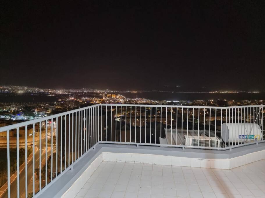 דירת זוּגַג מפנקת עם מרפסת משגעת ונוף למפרץ. Apartment Eilat Exterior photo